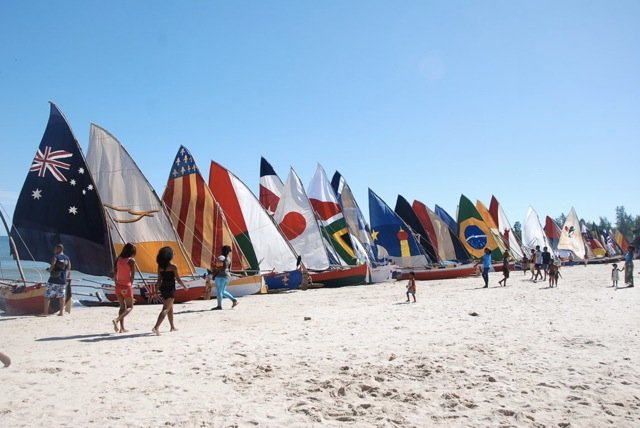 Madagascar : les piroguiers font la course