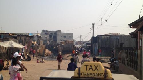 Madagascar: enfants mendiants et po&egrave;tes des rues
