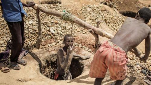 A Madagascar, l'improbable eldorado des chercheurs de saphirs 